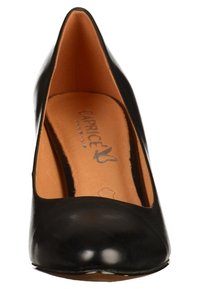 Chaussure à talons hauts en cuir noir avec un bout arrondi, surface lisse et une semelle intérieure beige portant la marque "Caprice" estampillée en noir.