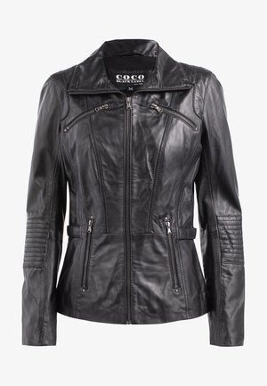 Zwarte leren jas met ritssluiting, vier ritszakken en gewatteerde accenten op de mouwen, met een getailleerde vorm en een slanke kraag.