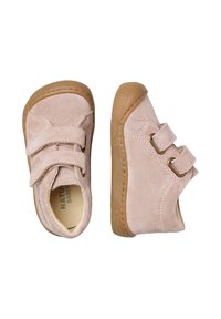 Zapatos de ante rosa claro con dos correas de Velcro, suela de goma, punta redondeada y detalles de costura. Adecuados para uso casual.