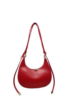 Borsa a spalla rossa in pelle con una forma curva simile a una borsa a sacco. Presenta una cerniera dorata e una tracolla annodata. Texture liscia, design minimalista.