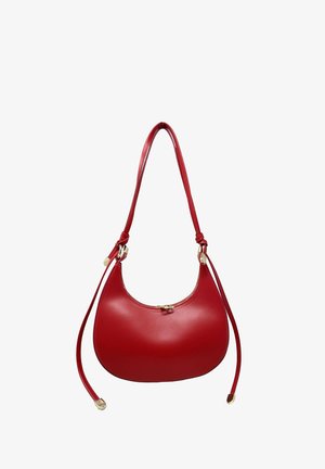 Rød læder skuldertaske med en buet, pose-lignende form. Har en guld lynlås og en knyttet skulderrem. Glat tekstur, minimalistisk design.