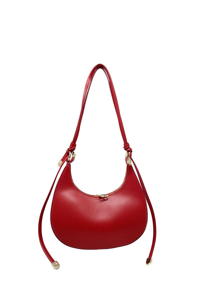 Borsa a spalla rossa in pelle con una forma curva simile a una borsa a sacco. Presenta una cerniera dorata e una tracolla annodata. Texture liscia, design minimalista.