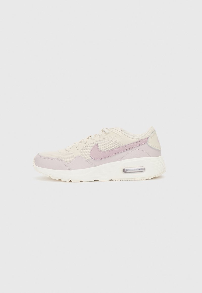 Nike-Sneaker mit einer beige und helllila Farbgebung, aus Mesh- und Ledermaterialien, abgerundeter Form und sichtbarer Luftpolsterung in der Sohle.