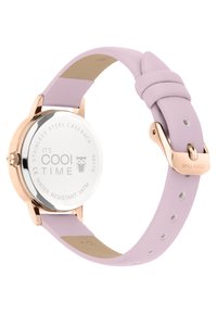 Ronde klok met een roestvrijstalen achterkant, lichtpaars leren band en roségouden accenten. Beschikt over een verstelbare gesp en waterdichtheid.
