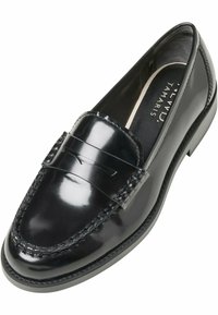 Mocassino in pelle nera con finitura lucida, fascia decorativa sul davanti, dettagli cuciti e tacco solido e basso.