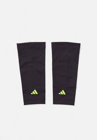 Czarne sportowe rękawy na ramiona wykonane z elastycznego materiału, z neonowymi zielonymi akcentami i małym logo w pobliżu dolnej części.