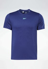 Pánské sportovní tričko tmavě modré barvy, vyrobené z prodyšné látky s texturovaným vzorem, s kulatým výstřihem a světle modrým logem na hrudi.