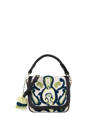 Piccola borsa rettangolare con manico intrecciato nero, ricamo floreale multicolore verde e blu, bordo nero e ciondolo con nappine sul lato.