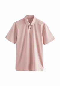 Camisa polo de color rosa claro con mangas cortas, textura suave, tapeta de tres botones y un pequeño logo bordado en el pecho.