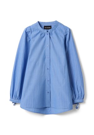 Blusa blu a maniche lunghe con sottili righe verticali bianche, scollo rotondo, bottoni sul davanti, spalle arricciate e lacci ai polsini.