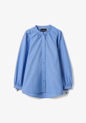 Blouse bleue à manches longues avec fines rayures verticales blanches, col rond, boutonnée à l'avant, épaules froncées et liens aux poignets.