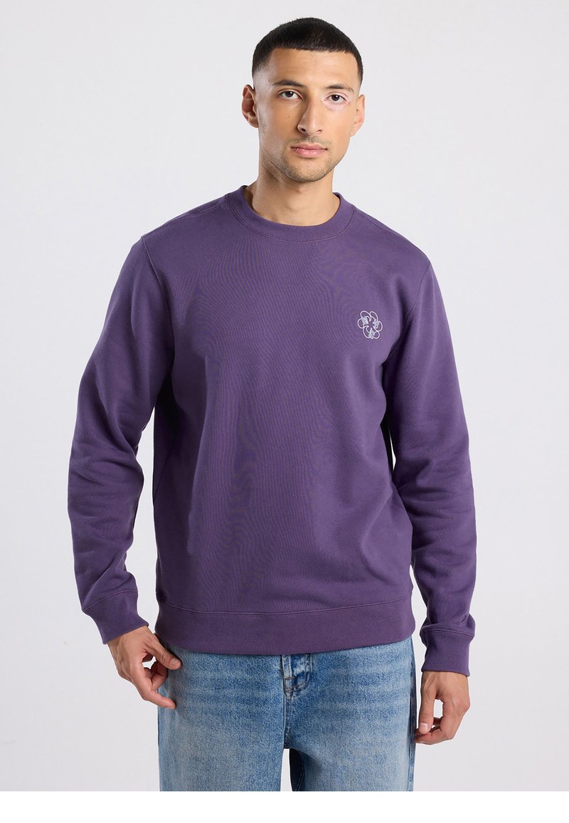 Paarse crewneck trui van zachte stof, met geribbelde manchetten en zoom, en een klein geborduurd logo op de borst. Casual pasvorm.