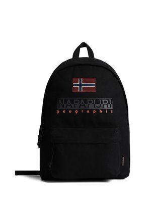 Sac à dos noir avec poche avant, écusson drapeau norvégien, et logo "Napapijri geographic" en texte noir et rouge à l'avant.