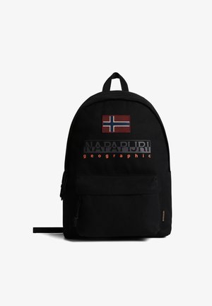 Sac à dos noir avec poche avant, écusson drapeau norvégien, et logo "Napapijri geographic" en texte noir et rouge à l'avant.