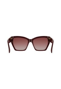 Occhiali da sole bordeaux con lenti sfumate, design angolare e montatura traslucida. Presenta dettagli dorati sulle cerniere.