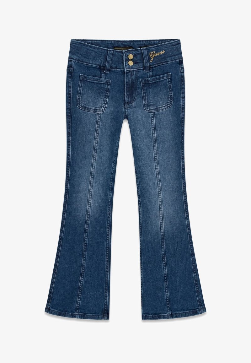 Jean évasé bleu foncé avec poches avant à rabat, fermeture à double bouton, et logo "Guess" doré brodé sur la ceinture.