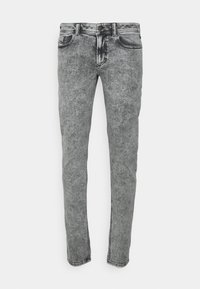 Jeans de mezclilla gris con un aspecto deslavado, que presentan un corte recto, cinco bolsillos, pasadores para cinturón y detalles de costura clara en las costuras.