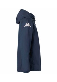 Giacca impermeabile blu navy con cappuccio, dotata di una patch con logo sulla spalla sinistra, polsini elastici e un design a taglio dritto.