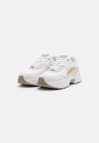 Tommy Hilfiger CHUNKY FEMININE RUNNER HARDWARE - Tossud - white