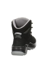 Botte de randonnée noire avec un design robuste, présentant une tige texturée, un col rembourré, une doublure en mesh respirant et une semelle extérieure grise et rugueuse.