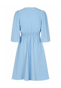 Rochie bleu deschis cu talie elastică și mâneci bufante până la trei sferturi. Fabricată dintr-un material ușor, cu o fustă fluidă.