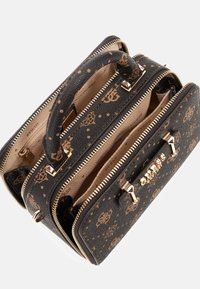 Borsa in sintetico nero texturizzato con accenti dorati, dotata di più scomparti con zip e un esterno decorato.