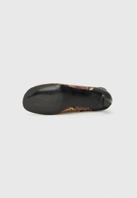 Castañer ASTRID 283 - Botas clássicas de cano curto - black/beige