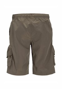 Cargo shorts in een gedempt olijfgroen, gemaakt van lichtgewicht stof, met een elastische tailleband en meerdere zijzakken met kleppen.