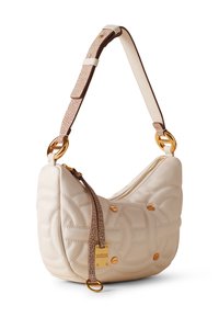 Cremfarbene Lederhandtasche mit gebogener Form, gestepptem Muster, goldenen Hardwareakzenten und einem abnehmbaren strukturierten Tragegurt. Reißverschluss oben.