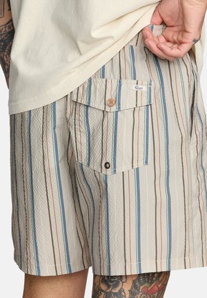 Lichte herenshorts van een gestructureerde stof, met verticale strepen in beige, blauw en bruin. Voorzien van een achterzak met knoopsluiting.