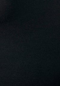 Zwarte stof met een gladde, licht gestructureerde oppervlakte. Het materiaal lijkt rekbaar en is egaal van kleur zonder patronen of versieringen.