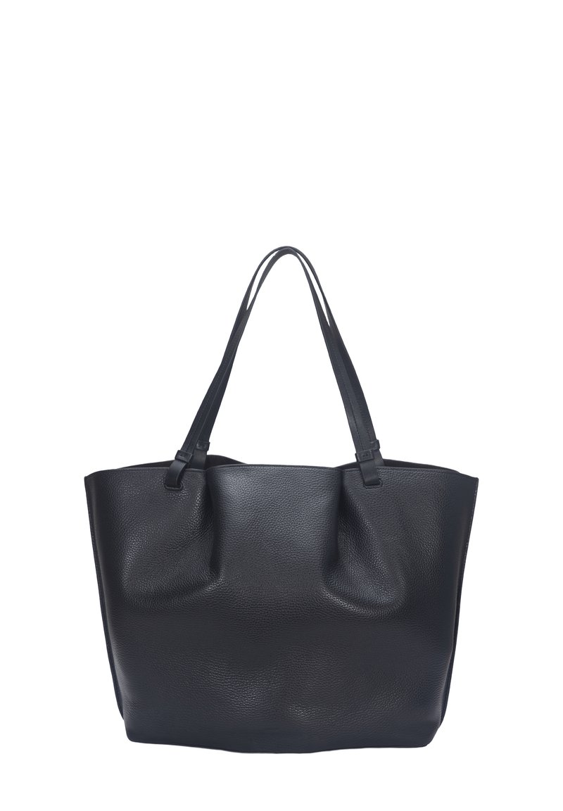 Sac fourre-tout en cuir noir texturé avec deux anses d'épaule et une forme légèrement affaissée sur un fond blanc uni.