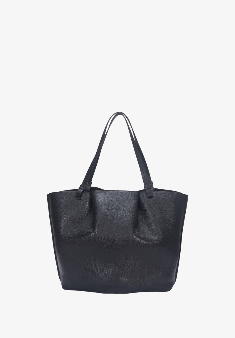 Sac fourre-tout en cuir noir texturé avec deux anses d'épaule et une forme légèrement affaissée sur un fond blanc uni.