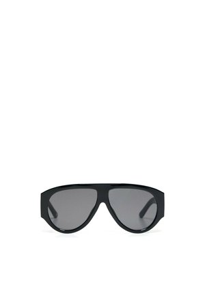 Occhiali da sole aviator neri oversize con lenti scure, mostrati su sfondo bianco.