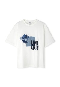 Witte katoenen T-shirt met een blauwe bloemenafbeelding en het woord "UNIQUE" in vetgedrukte marineblauwe letters. Korte mouwen en een ontspannen pasvorm.