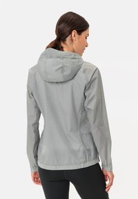 Giacca impermeabile grigia chiara con cappuccio, caratterizzata da una texture liscia, polsini elasticizzati e due tasche laterali. Vita sagomata per un aspetto aderente.