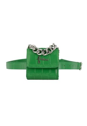 Groene riemtas met krokodillenstructuur, zilveren kettinkdetail en een cursief metalen logo op de voorklep, verstelbare riem met gespsluiting.