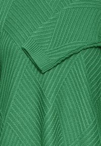 Pulover verde tricotat cu un model texturat în diagonală de rib, având un guler gros din rib și un finisaj moale, țesut.