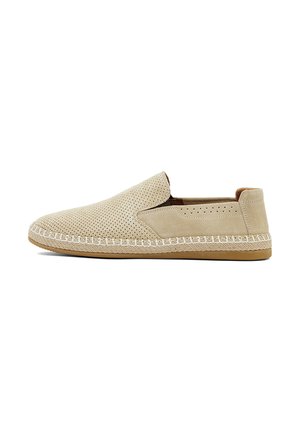 Beiger Slip-On-Freizeitschuh mit perforiertem Veloursleder-Obermaterial, abgesteppten Details an der Sohle und flacher Gummisohle.