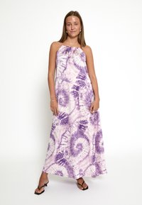 Robe maxi tie-dye longue, violette claire, avec des motifs circulaires, des bretelles ajustables et une coupe ample. Fabriquée en tissu doux avec une texture fluide.