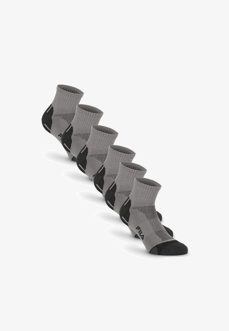 Six chaussettes de cheville grises et noires avec des bordures côtelées et le nom de la marque sur le côté, disposées en diagonale sur un fond blanc.