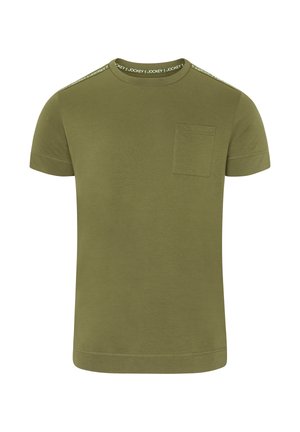 Olivgrünes T-Shirt mit kurzen Ärmeln, Rundhalsausschnitt, Brusttasche und gebrandetem Band entlang des Kragens und der Schultern.