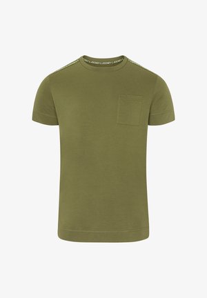 Olivgrünes T-Shirt mit kurzen Ärmeln, Rundhalsausschnitt, Brusttasche und gebrandetem Band entlang des Kragens und der Schultern.