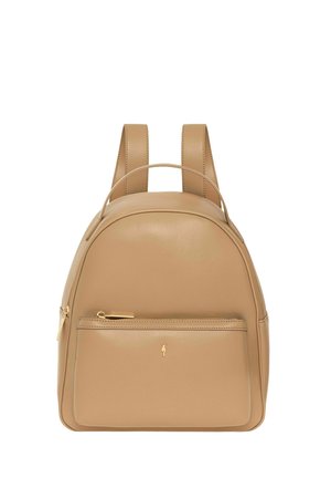 Brązowo-skórzany plecak o zaokrąglonym kształcie, z podwójnymi szelkami oraz przednią kieszenią na zamek błyskawiczny z złotym suwakiem.