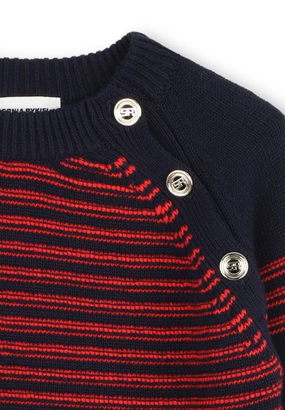 Marineblauwe trui met rode horizontale strepen, voorzien van een geribbelde halslijn en zilveren drukknoopjes op de schouder voor eenvoudig aan- en uittrekken.