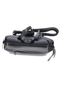 Czarna skórzana torebka o sztywnej konstrukcji, z górnymi uchwytami, odczepianym paskiem na ramię, boczną kieszenią na zamek i zawiązanymi akcentami.