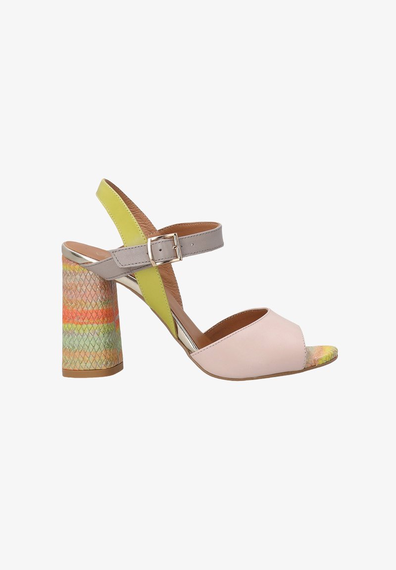Sandale à talons ouverte rose avec des sangles jaunes et grises. Talon bloc multicolore texturé présentant un motif abstrait. Fermeture à boucle sur la sangle de la cheville.