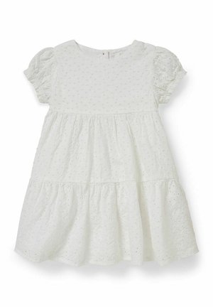 Robe blanche en coton avec manches courtes bouffantes, encolure ronde, tissu texturé avec petits détails en œillets et jupe à volants.