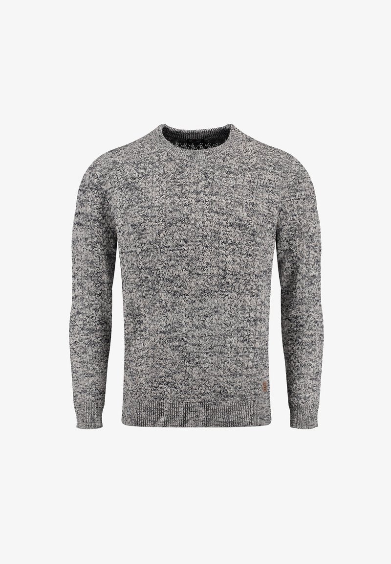 Pull en maille grise avec un motif texturé, col rond, manches longues et poignets côtelés. Présente une petite étiquette marron en bas à gauche.
