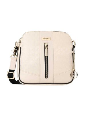 Kremowa torebka Kazar na ramię z pionową kieszenią zapinaną na suwak z przodu, regulowanym czarnym paskiem i okrągłą zawieszką z logo na łańcuszku.